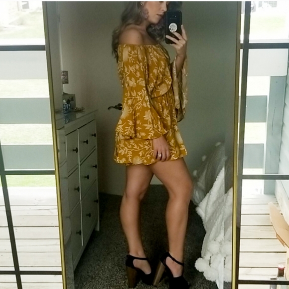 💛 Yellow Bell Sleeved Romper - Picture 4 of 7